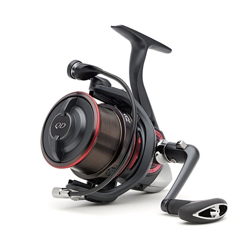Макара за фидер 21 DAIWA TOURNAMENT FEEDER 25QD - изображение на фидер макара с черен и червен дизайн
