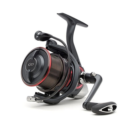 Макара за фидер 21 DAIWA TOURNAMENT FEEDER 25QD - изображение на фидер макара с черен и червен дизайн