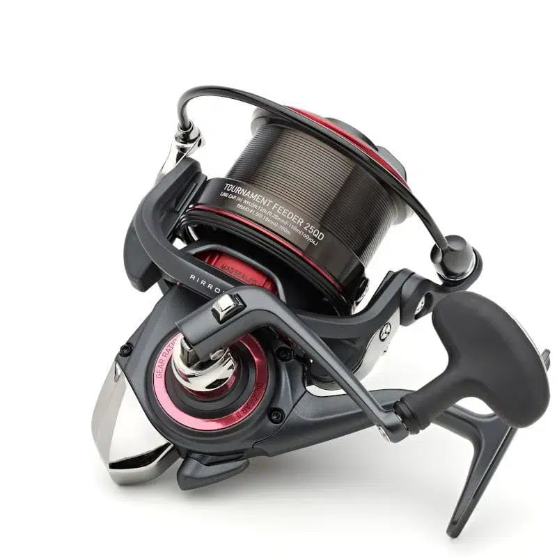 Макара за фидер 21 DAIWA TOURNAMENT FEEDER 25QD с мощен дизайн и отлична производителност.