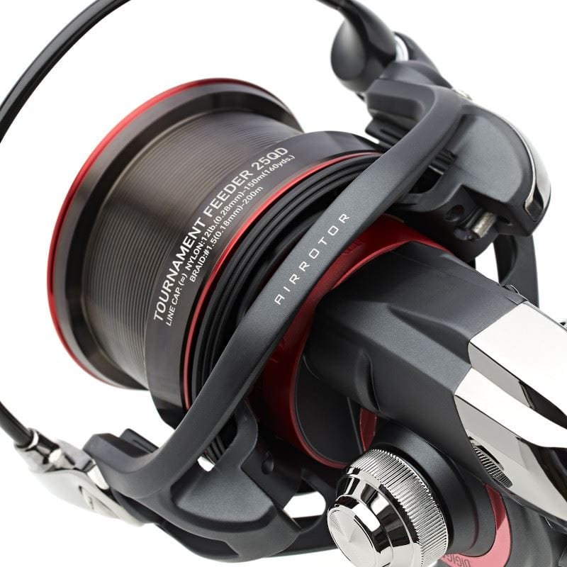 Макара за фидер 21 DAIWA TOURNAMENT FEEDER 25QD, близък план на риболовна макара с червен шпула и иновационен дизайн.