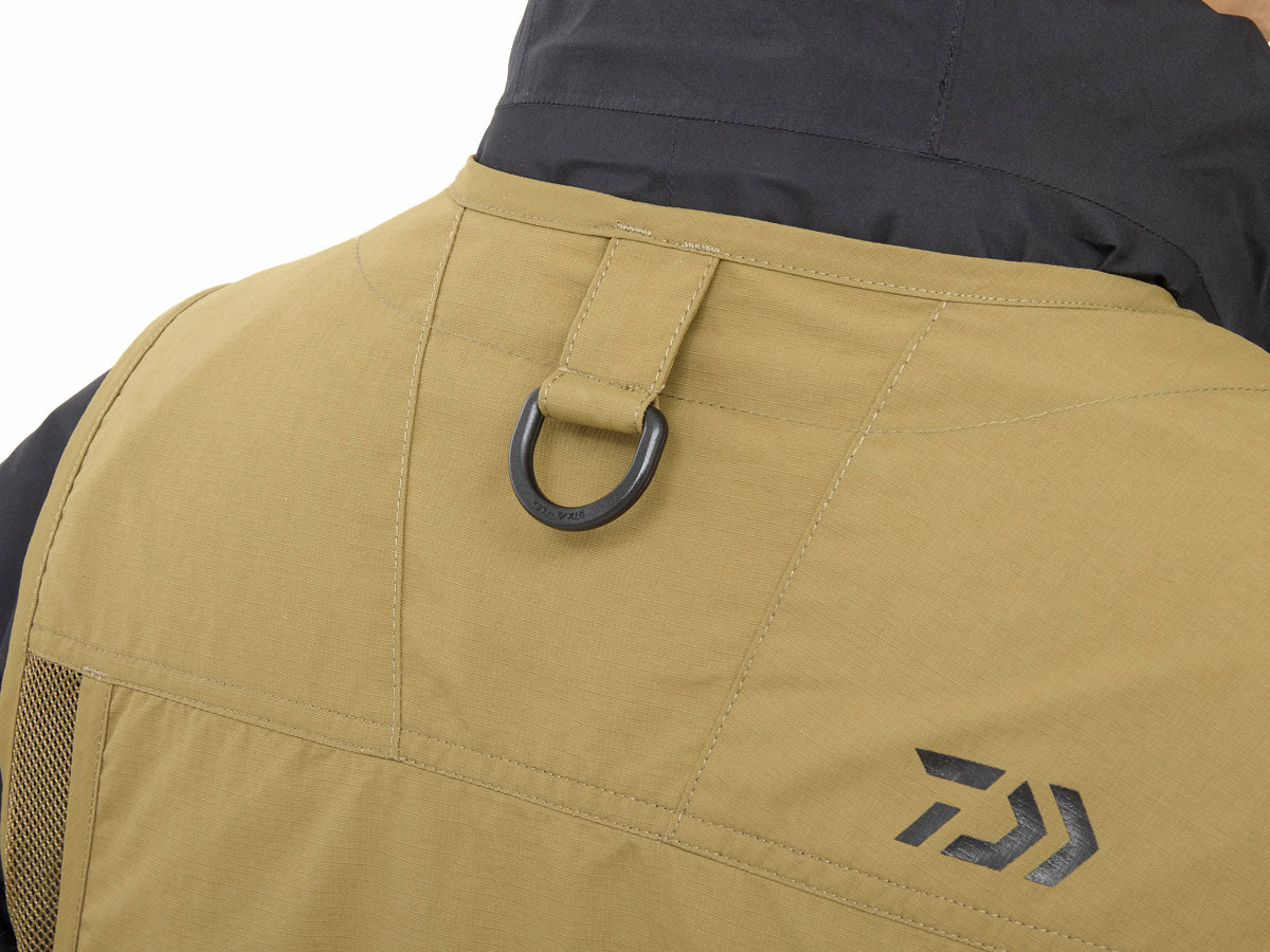 Спининг елек DAIWA DV-3425 FISHING VEST - BLACK (L) с D-образен пръстен на гърба.