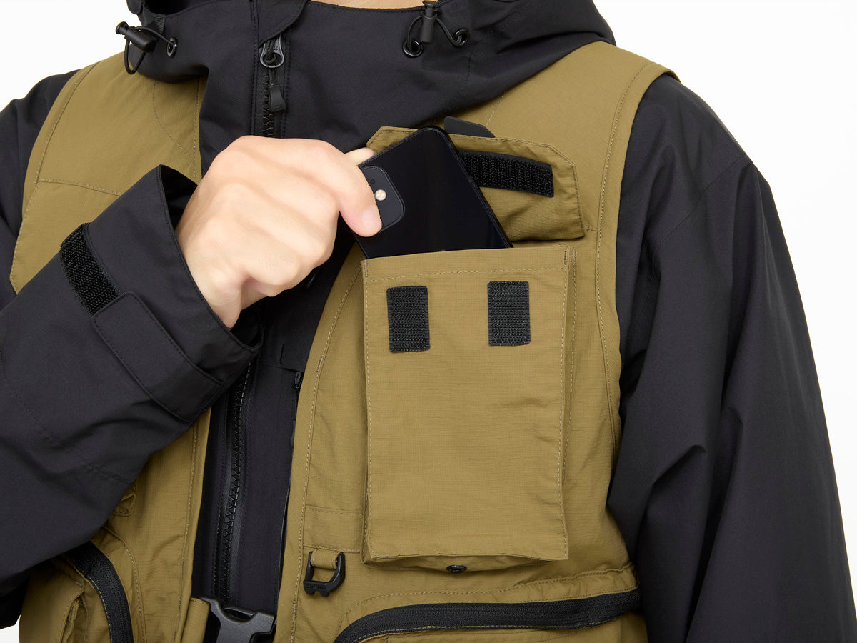 Спинингов елек DAIWA DV-3425 FISHING VEST - BLACK (L) с велкро джоб за смартфон на гърдите.