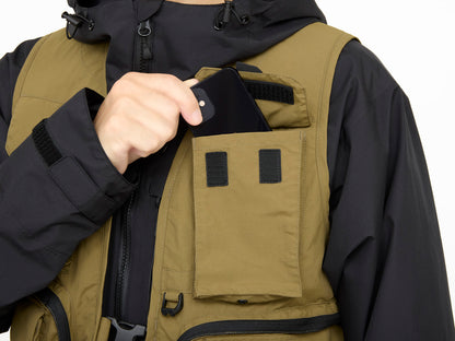 Спинингов елек DAIWA DV-3425 FISHING VEST - BLACK (L) с велкро джоб за смартфон на гърдите.
