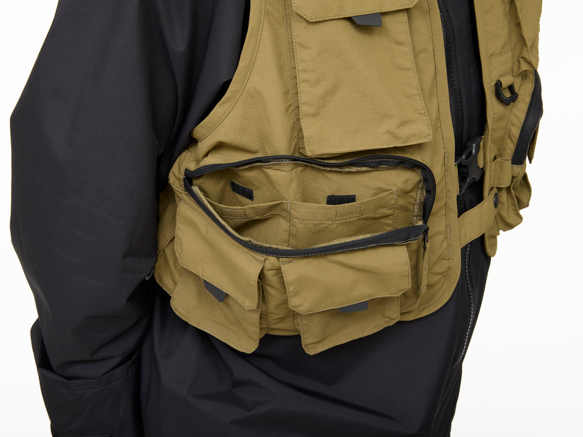 Спининга елек DAIWA DV-3425 FISHING VEST - BLACK (L) с множество джобове и D-образни пръстени.