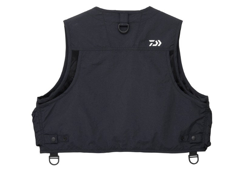 Спининг елек DAIWA DV-3425 FISHING VEST - BLACK (L) - задната част на якето с логото DAIWA.