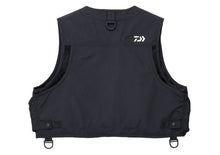 Спининг елек DAIWA DV-3425 FISHING VEST - BLACK (L) - задната част на якето с логото DAIWA.