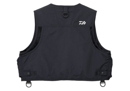 Спининг елек DAIWA DV-3425 FISHING VEST - BLACK (L) - задната част на якето с логото DAIWA.