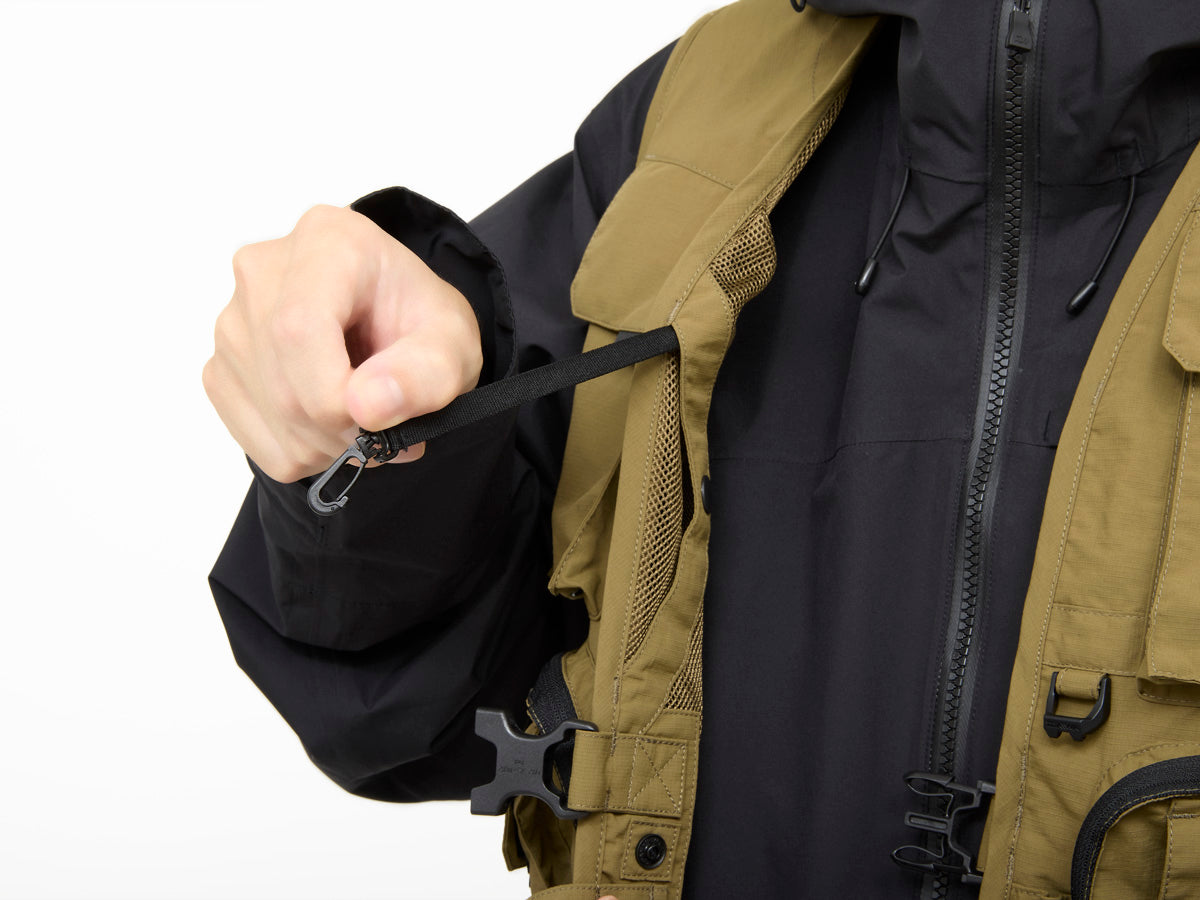 Спининг елек DAIWA DV-3425 FISHING VEST - BLACK (L) със затегателен механизъм за удобство на риболовците.