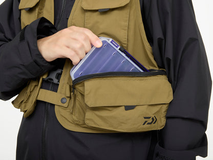 Спининг елек DAIWA DV-3425 FISHING VEST - BLACK (L) с вграден джоб за съхранение на кутии.