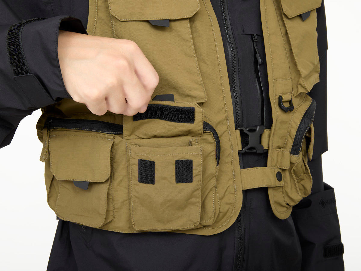 Спининг елек DAIWA DV-3425 FISHING VEST - BLACK (L) с удобни джобове за прибиране на аксесоари
