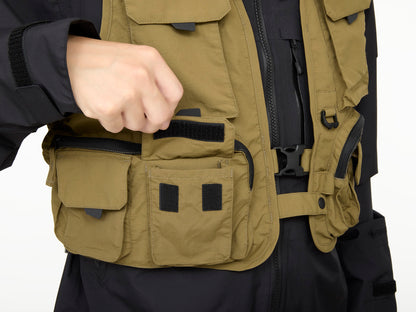 Спининг елек DAIWA DV-3425 FISHING VEST - BLACK (L) с удобни джобове за прибиране на аксесоари