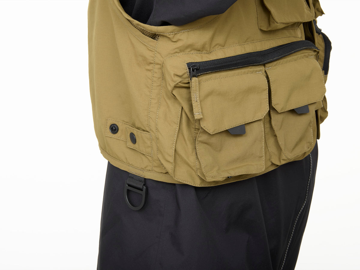 Спинингов елек DAIWA DV-3425 FISHING VEST - BLACK (L) с джобове за лесно съхранение.