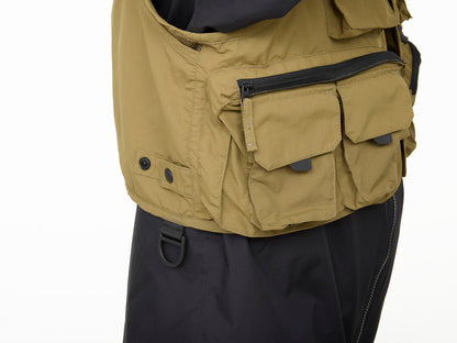 Спинингов елек DAIWA DV-3425 FISHING VEST - BLACK (L) с джобове за лесно съхранение.