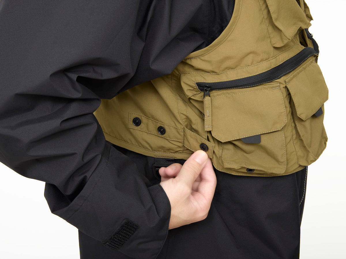Спининг елек DAIWA DV-3425 FISHING VEST - BLACK (L) в детайл на закопчалка и джоб