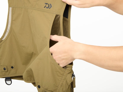 Спининг елек DAIWA DV-3425 FISHING VEST - BLACK (L) в ръка, показващ вътрешен джоб с мрежа.