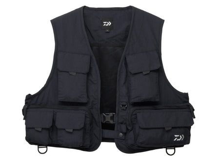 Спининг елек DAIWA DV-3425 FISHING VEST - BLACK (L) с множество джобове за риболовно оборудване.
