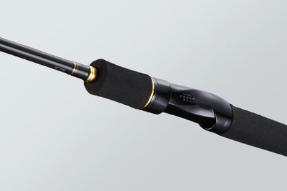 Детайл на Спининг въдици DAIWA LURENIST MOBILE - 4 части с черна и златна дръжка и удобен захват.