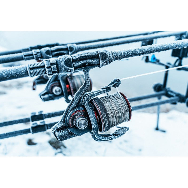 Шаранджийска макара Daiwa 20 TOURNAMENT BASIA 45 SCW QD с лед и сняг на риболовна платформа.