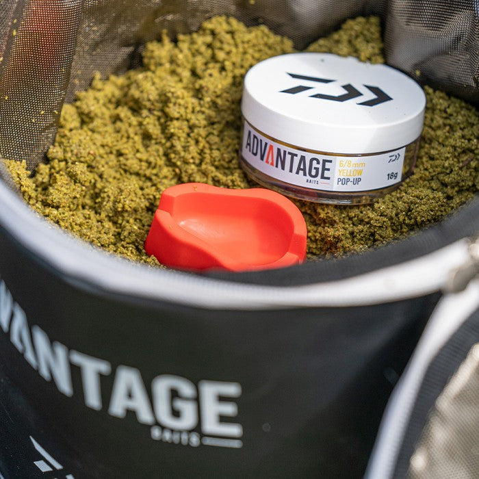 Хладилна чанта Daiwa ADVANTAGE BAITS ROUND COOL BAG с жълти поп-ъп стръв и червена мерителна чаша.