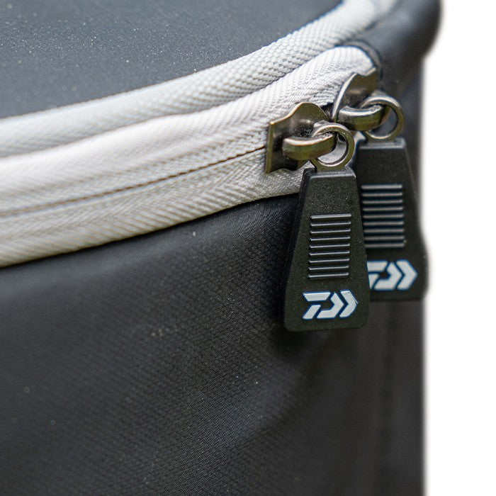 Хладилна чанта Daiwa ADVANTAGE BAITS ROUND COOL BAG с детайл на ципа и качествени материали за риболов. 