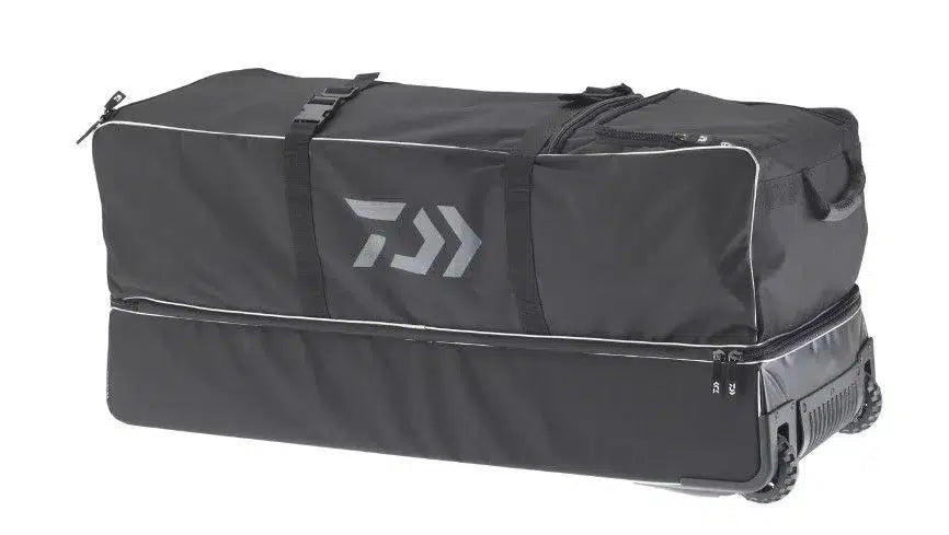Сак за багаж за пътуване - DAIWA D-VEC GLOBAL TRAVEL TROLLEY с колелца, черен цветен дизайн.