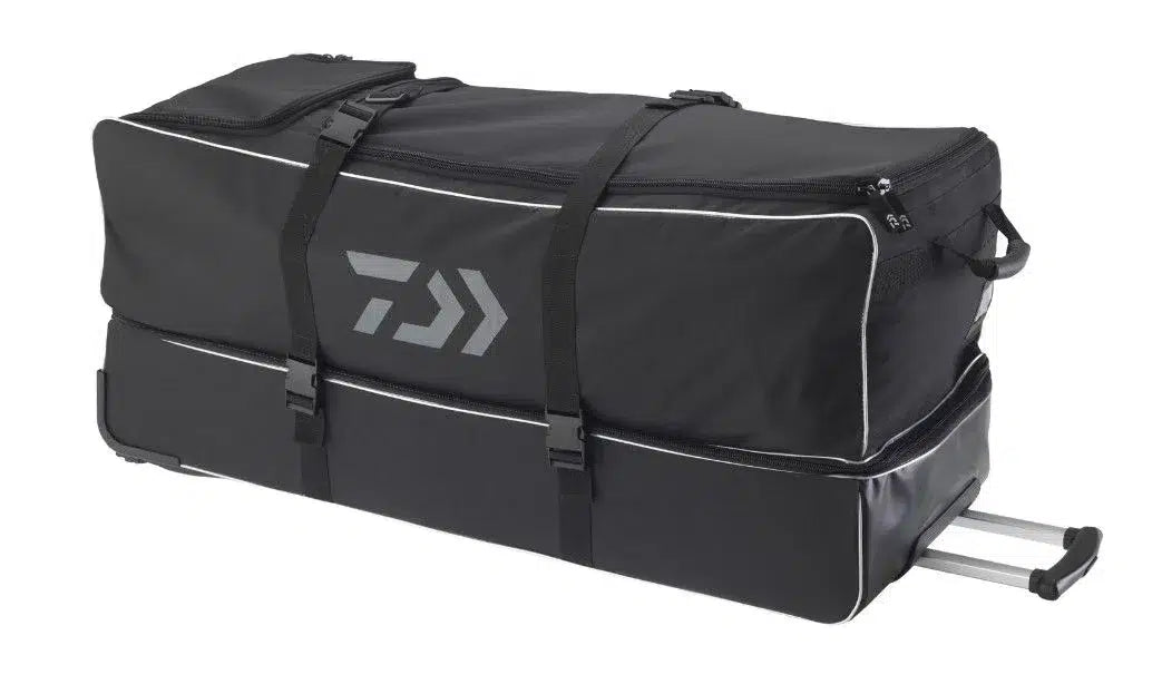 Сак за багаж за пътуване - DAIWA D-VEC GLOBAL TRAVEL TROLLEY в черен цвят с колелца за лесно пренасяне.