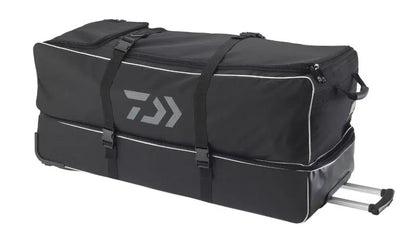 Сак за багаж за пътуване - DAIWA D-VEC GLOBAL TRAVEL TROLLEY в черен цвят с колелца за лесно пренасяне.