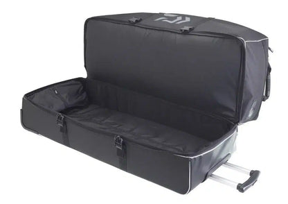Сак за багаж за пътуване - DAIWA D-VEC GLOBAL TRAVEL TROLLEY с отворен капак, черен дизайн.
