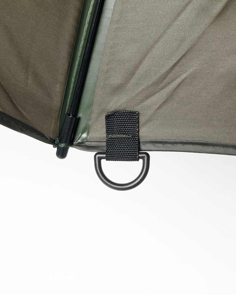 Чадър DAIWA GREEN BROLLY - 250см с D-пръстен за сигурно закрепяне към земята.