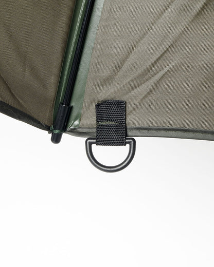 Чадър DAIWA GREEN BROLLY - 250см с D-пръстен за сигурно закрепяне към земята.