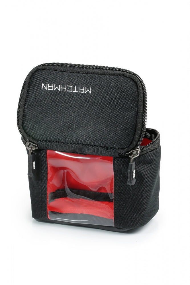Калъф за аксесоари DAIWA MATCHMAN BLITZ BAG - SMALL с прозрачен прозорец и червен интериор.