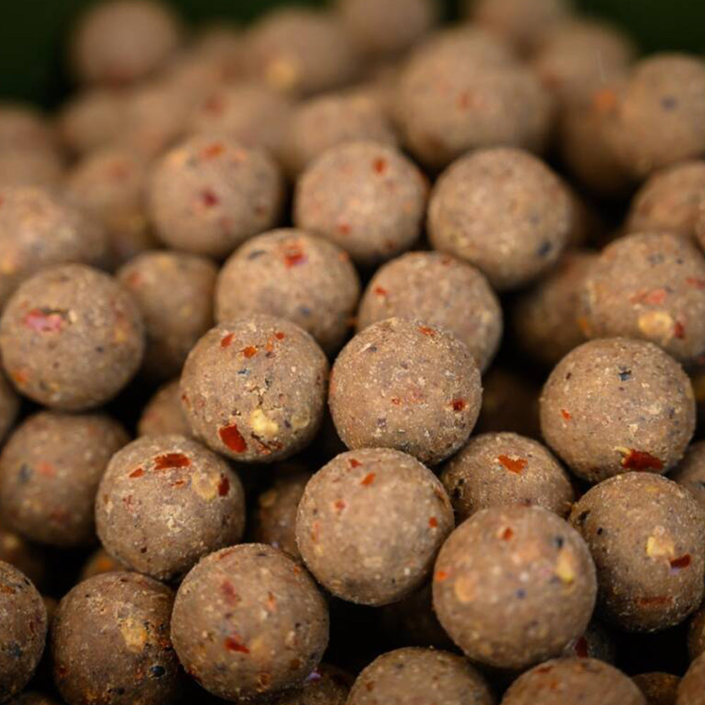 Протеинови топчета DYNAMITE BAITS Big Fish Peppered Squid Boilies - 1кг, риболовни топчета с аромат на калмари.