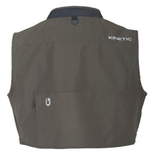 Елек Kinetic Strider Vest Olive - задната част с джоб и логото на Kinetic на тъмен фон.