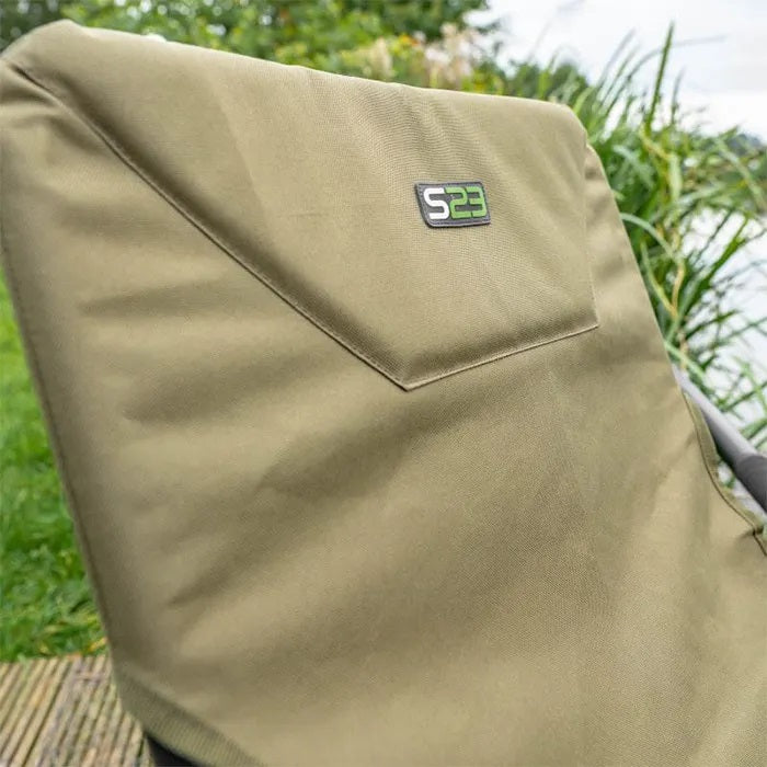 Сгъваем стол KORUM S23 - ACCESSORY CHAIR COMPACT с логото S23 на облегалката.