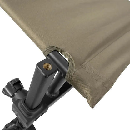 Сгъваем стол KORUM S23 - ACCESSORY CHAIR COMPACT, детайл на кръстоска и плат в кафяв цвят.