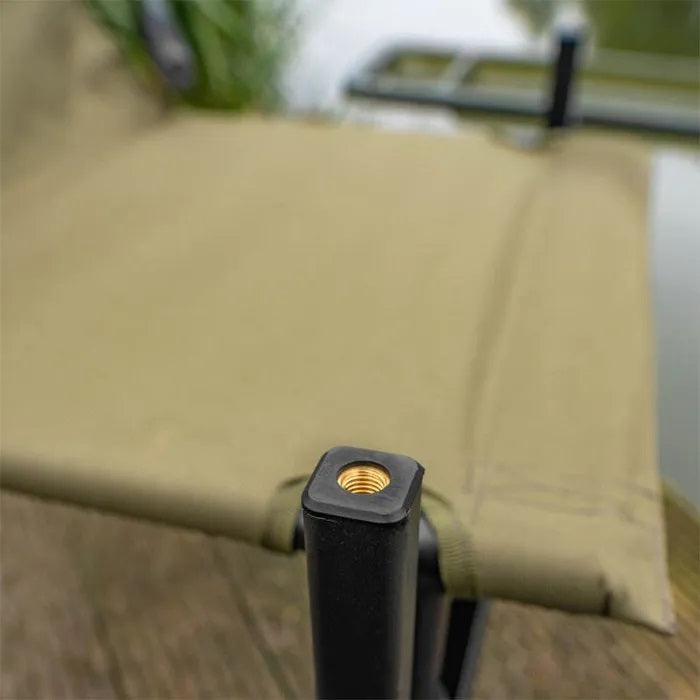 Сгъваем стол KORUM S23 - ACCESSORY CHAIR COMPACT с нова заоблена 23 mm квадратна основа за подобрена стабилност.