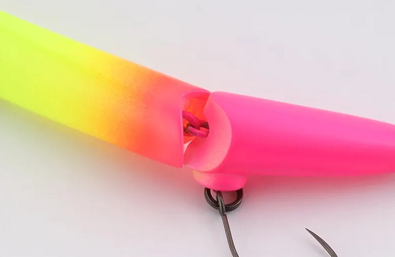 Воблер JACKALL FUTTEN 60FS - 6.0cm/3.8 gr - Fast Sinking close-up showcasing vivid color details.