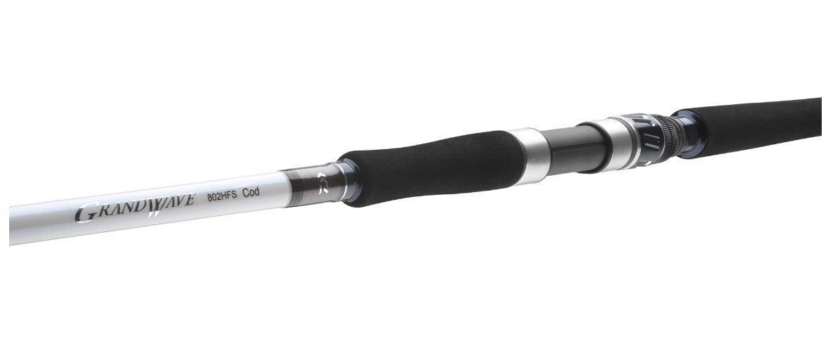 Спининг въдица за морски риболов DAIWA GRANDWAVE POLLOCK - 2.40m/40-100gr, детайлен изглед на дръжка и макара.