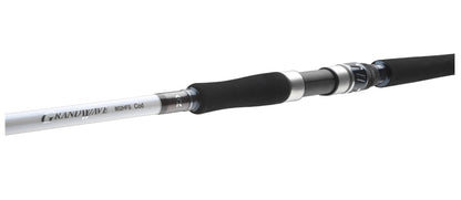 Спининг въдица за морски риболов DAIWA GRANDWAVE POLLOCK - 2.40m/40-100gr, детайлен изглед на дръжка и макара.