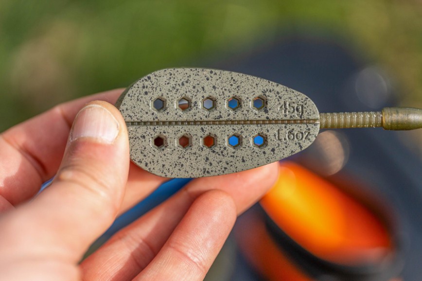 Метод хранилка PRESTON ICS IN-LINE BANJO XR FEEDERS - XL в ръката на риболовец. 45г фидер за шаран и каракуда.