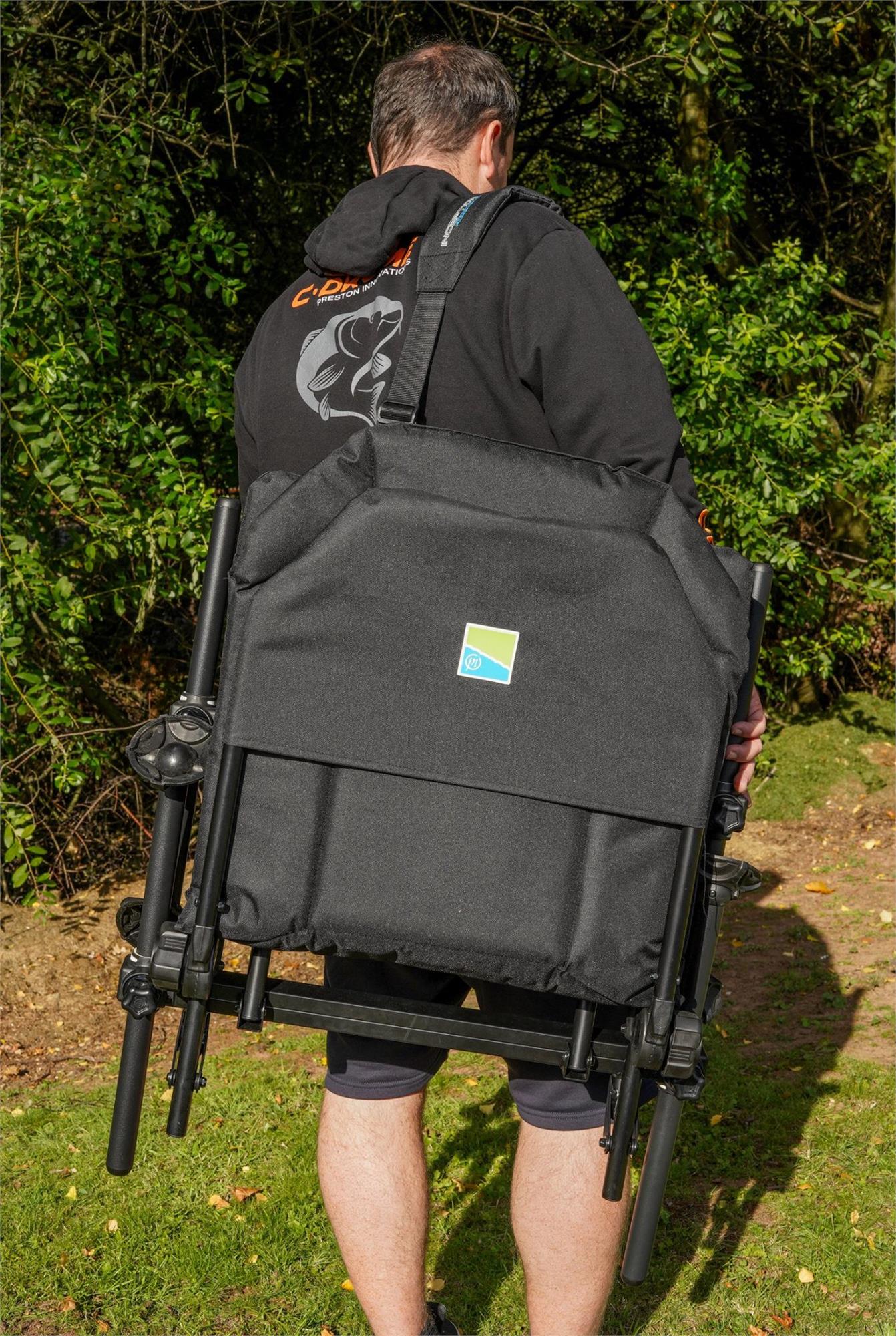 Човек носи Фидер стол PRESTON Inception Feeder Chair в природна обстановка.