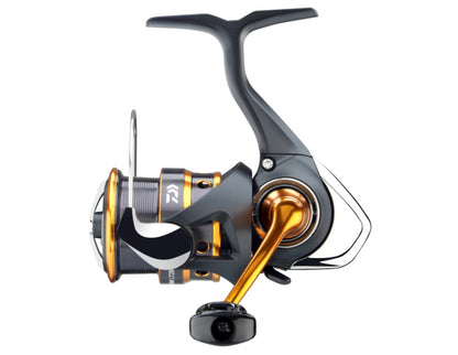 Макара с преден аванс DAIWA 24 IPRIMI LT с мощна механика и дизайн Airdrive за пъстървов риболов.