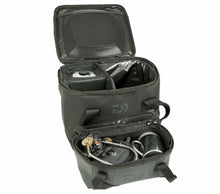 Чанта за аксесоари DAIWA INFINITY® SYSTEM BREW & OVERNIGHT COOK BAG, отворена с аксесоари вътре.