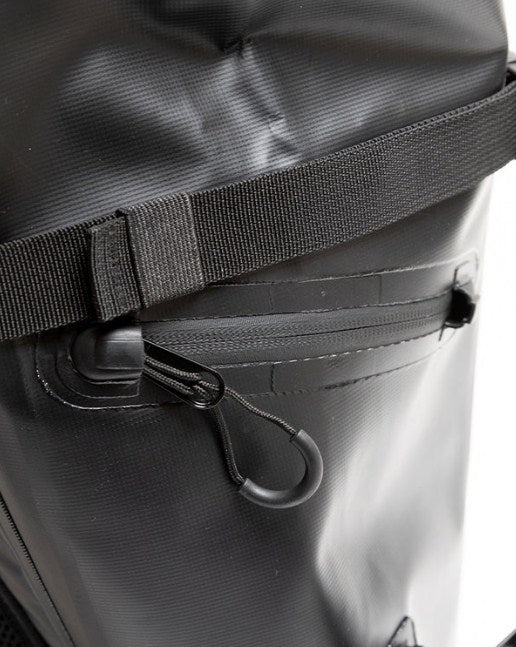 Водоустойчива чанта за спининг риболов JACKALL WATERPROOF BACKPACK L (30L - 35L) - Черна, детайл на закопчалка и джоб.