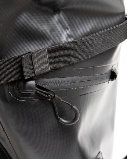 Водоустойчива чанта за спининг риболов JACKALL WATERPROOF BACKPACK L (30L - 35L) - Черна, детайл на закопчалка и джоб.