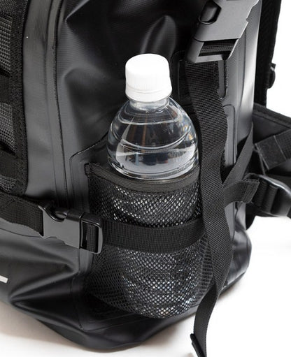 Водоустойчива чанта за спининг риболов JACKALL WATERPROOF BACKPACK L (30L - 35L) - Черна с бутилка в мрежест джоб