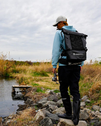 Водоустойчива чанта за спининг риболов JACKALL WATERPROOF BACKPACK L (30L - 35L) - Черна на риболов в природата.