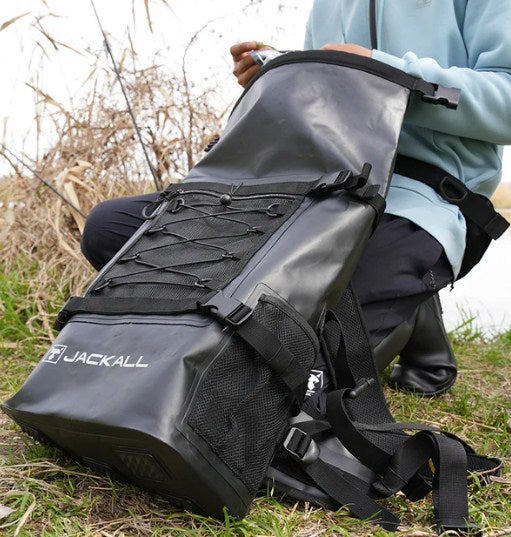 Водоустойчива чанта за спининг риболов JACKALL WATERPROOF BACKPACK L (30L - 35L) - Черна в риболовен контекст