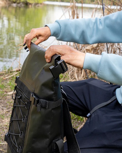 Водоустойчива чанта за спининг риболов JACKALL WATERPROOF BACKPACK L (30L - 35L) - Черна в употреба на риболов.