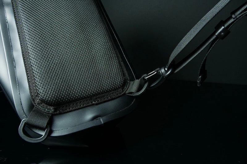 Чанта за спининг риболов JACKALL WG SHOULDER BAG - Черна, детайл на текстура и рамо.
